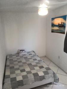 - une chambre avec un lit muni d'un panneau dans l'établissement POUSADA PÉ NA AREIA, à Rio de Janeiro