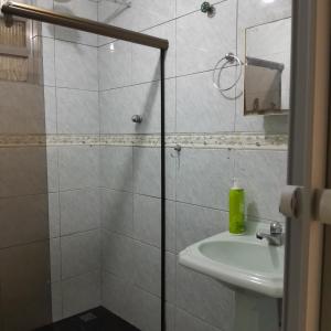 La salle de bains est pourvue d'une douche et d'un lavabo. dans l'établissement POUSADA PÉ NA AREIA, à Rio de Janeiro