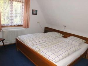 um quarto com uma cama num quarto com uma janela em Haus Frey em Badenweiler