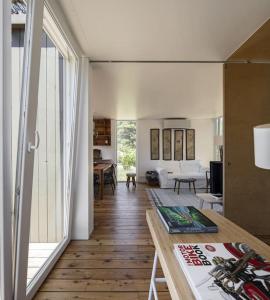 - un salon avec une table et un canapé dans l'établissement A Casa do Guincho, Beach House, à Areias