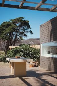une terrasse avec une table et un arbre en arrière-plan dans l'établissement A Casa do Guincho, Beach House, à Areias 32 autres photos