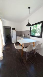Gambar di galeri bagi Cubil Amarillo. Casa conteiner 1 dormitorio di General Roca