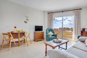 - un salon avec un canapé et une table dans l'établissement Duquesa 506 by IVI Real Estate, à Torremolinos