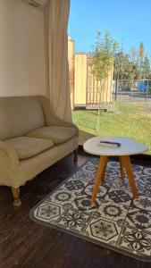 Ein Sitzbereich in der Unterkunft Cubil Amarillo. Casa conteiner 1 dormitorio
