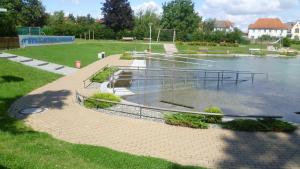 Ferienhaus Jendral في بلانكنبرغ: حديقة فيها تجمع للمياه