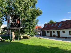 un edificio con un albero accanto a una casa di Chalet Sch l afbock 