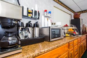 Kuchyň nebo kuchyňský kout v ubytování Village Inn & Suites Marysville