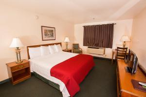 Postel nebo postele na pokoji v ubytování Village Inn & Suites Marysville