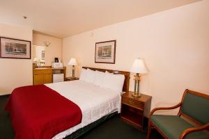 Ліжко або ліжка в номері Village Inn & Suites Marysville