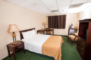 Postel nebo postele na pokoji v ubytování Village Inn & Suites Marysville