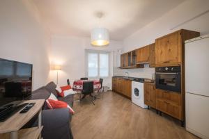Una cocina y una sala de estar con un sofá y una mesa. en Spiaggia e Gaslini, en Génova