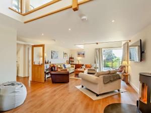 uma sala de estar com um sofá e uma cadeira em 4 Bed in Kirkby Lonsdale 54457 em Whittington