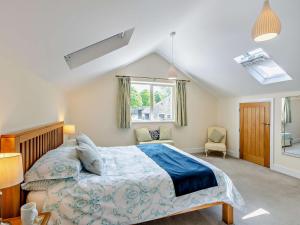 um quarto com uma cama e uma janela em 4 Bed in Kirkby Lonsdale 54457 em Whittington