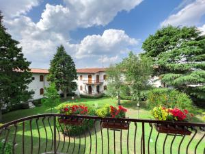 een balkon met uitzicht op een huis met bloemen bij Free Parking, near the beach, Netflix e Wifi in Peschiera del Garda