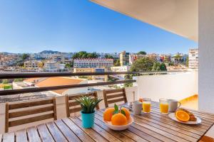 トレモリノスにあるCarihuela Playa by IVI Real Estateの景色を望むバルコニー(オレンジ付きのテーブル付)