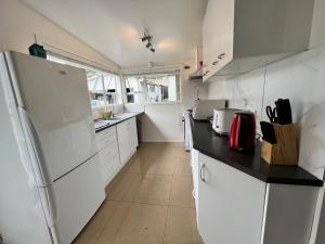 Kuchyň nebo kuchyňský kout v ubytování Eden Park House Auckland