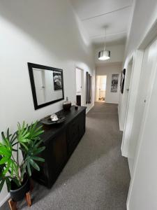 TV a/nebo společenská místnost v ubytování Eden Park House Auckland