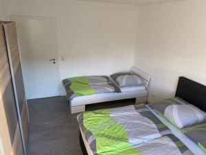 - une petite chambre avec 2 lits et un placard dans l'établissement Schöne Wohnung mit Balkon, à Hanovre