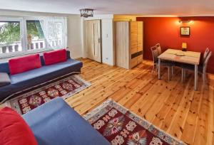 a living room with a couch and a table at Koniecznie Róża in Karpacz