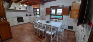A kitchen or kitchenette at Gestiona2R - Casa con finca en Pendueles al lado de la playa