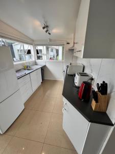 Kuchyň nebo kuchyňský kout v ubytování Eden Park House Auckland