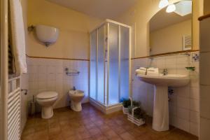 Koupelna v ubytování Casale Fontocchio + 37 fotografií