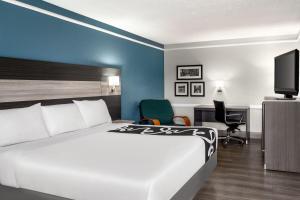 a hotel room with a bed and a tv at La Quinta Inn by Wyndham Victoria in Victoria
