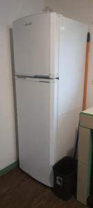 einen großen weißen Kühlschrank in einem Zimmer in der Unterkunft La Cabaña del Bosque in Delicias