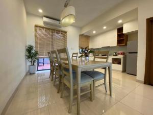 cocina y comedor con mesa y sillas en Royal Lotus Hạ Long Resort - kiko resort en Ha Long