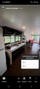 eine Küche mit einer Spüle und einer Arbeitsplatte in der Unterkunft La Cabaña del Bosque in Delicias