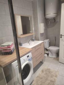 La salle de bains est pourvue d'un lave-linge et de toilettes. dans l'établissement Charmant appartement proche de toutes commodités, à Marseille