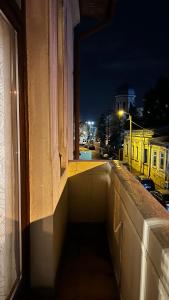 una vista da una finestra di un edificio di notte di NIce Flat in Villa Near Old Town a Bucarest