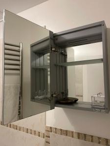 baño con espejo y lavabo en Beautiful Peaceful Studio Flat en Waltham Abbey