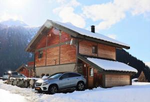 einem vor einem Blockhaus geparkt in der Unterkunft Chalet La Vigie in Modane