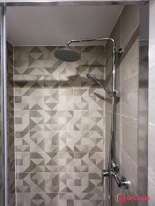 eine Dusche mit Glastür im Badezimmer in der Unterkunft El Eden Costero in Cabanes