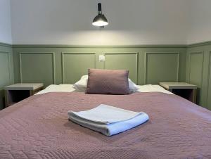 - un lit avec une couverture violette et un oreiller dans l'établissement Promień Słońca, à Świnoujście