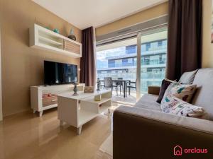 ein Wohnzimmer mit Sofa und Fernseher in der Unterkunft El Eden Costero in Cabanes