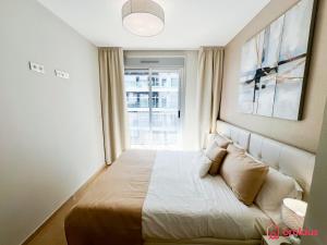 ein Schlafzimmer mit einem großen Bett mit Fenster in der Unterkunft El Eden Costero in Cabanes + 45 Fotos