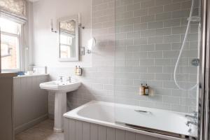 Ein Badezimmer in der Unterkunft Crown Hotel