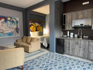 Sala de estar con cocina y dormitorio en Old Crow Hotel and Suites, en Vieques