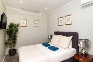 - une chambre avec un lit blanc et des oreillers bleus dans l'établissement Lapa III Lisbon apartment, à Lisbonne