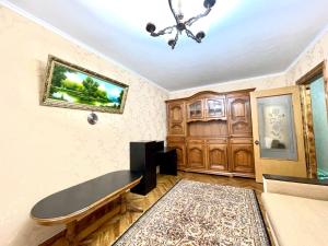 - un salon avec un banc et un lustre dans l'établissement Premium new Apartament, à Chişinău 13 autres photos