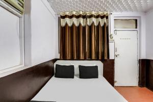 Ένα ή περισσότερα κρεβάτια σε δωμάτιο στο OYO Hotel Ashoka Lodging