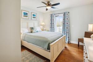 a bedroom with a bed and a ceiling fan at Gulfport Getaway in St. Petersburg