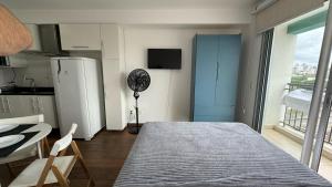 Habitación con cama y cocina con ventilador. en Apto São Paulo - Expo Center , Anhembi, Tietê en São Paulo