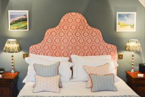 Ein Bett oder Betten in einem Zimmer der Unterkunft Crown Hotel