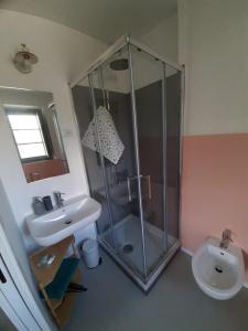 uma casa de banho com um chuveiro, um lavatório e um WC. em Casa Vacanze La Vecchia Fonte em Monteprandone