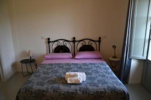 um quarto com uma cama com um saco em Casa Vacanze La Vecchia Fonte em Monteprandone