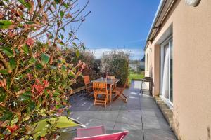 a patio with a table and chairs on a balcony at Pointe de la Torche à 5km- Maison pour 4- Surf in Plomeur