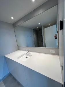 y baño con lavabo blanco y espejo. en Copenhagen Papirøjen, en Copenhague